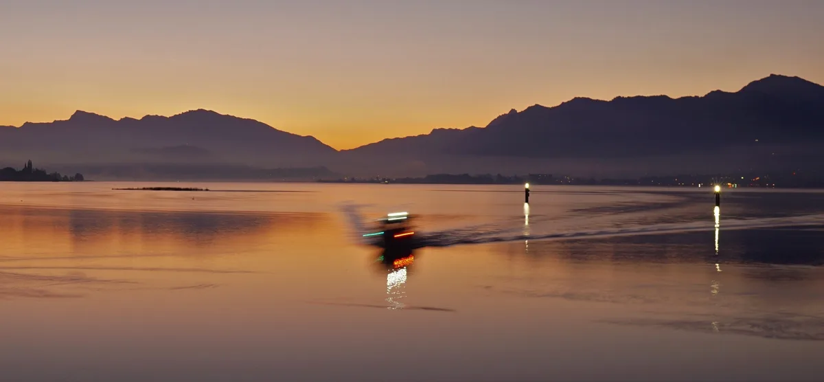 Man sieht ein verschwommenes Schiff im See.